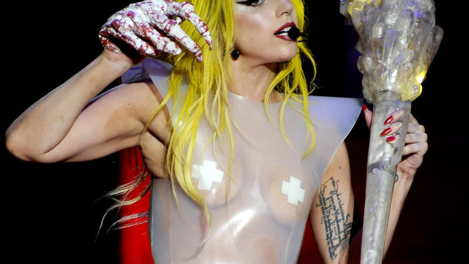 Лейди Гага със сътресение на мозъка от концерт