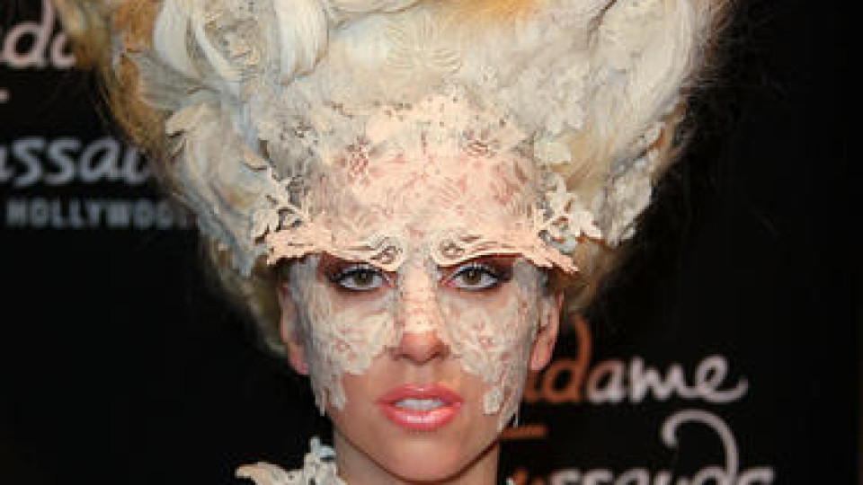 Лейди Гага изтрещя - иска шапка от живи хлебарки 