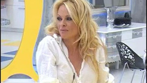Памела най-накрая стана от сън (СНИМКИ)