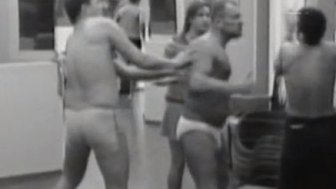  БРУТАЛНО меле в КЪЩАТА (ВИДЕО) 