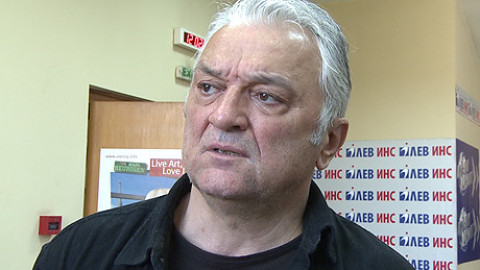 Виж кой сяда на стола на Мартин Карбовски