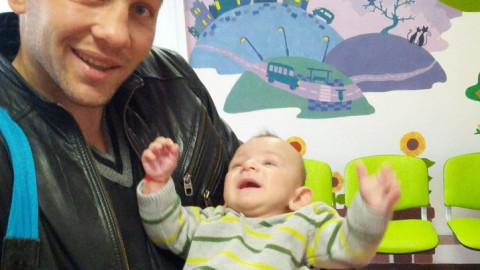Драма! Бебето на шампион по бокс бере душа