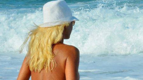Камелия се пусна пак само по морски бриз във Фейсбук! (ФОТО)