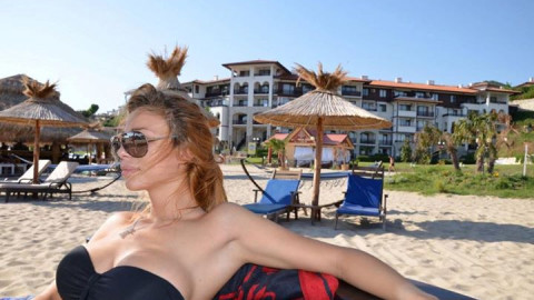 Звезделина от "Мис България" лъсна по бански