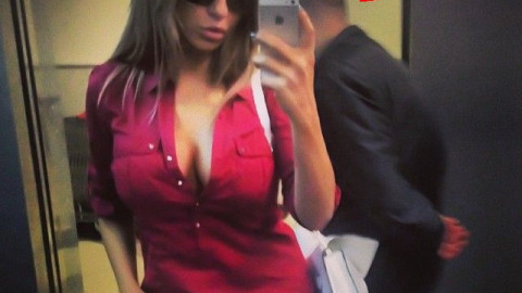 Надмина себе си! Андреа се снима като кифла, непознат се „облекчава”! (ФОТО)