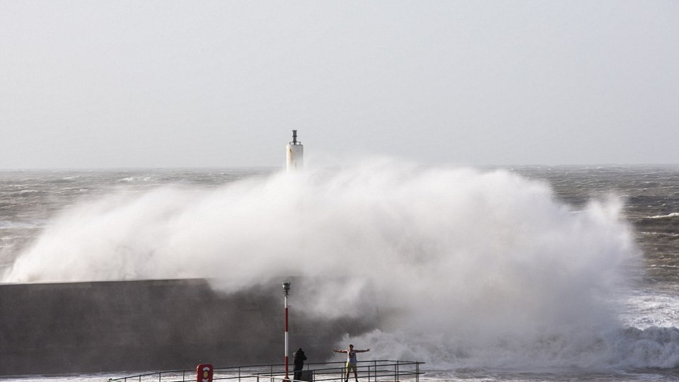 Вижте най-зрелищните кадри от бурята в Британия (Снимки)