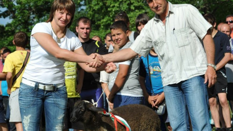 В родното Крушаре посрещат Станка Златева с чеверме