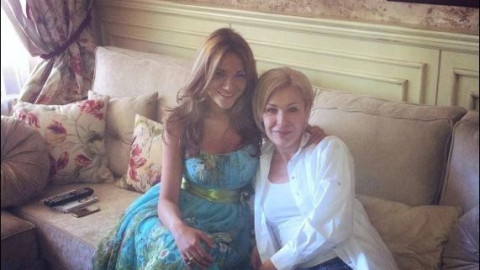 Гала се показа у дома и без грим