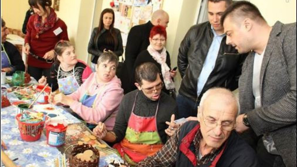 Николай Бареков възмути: Раздава визитки на хора с умствени увреждания