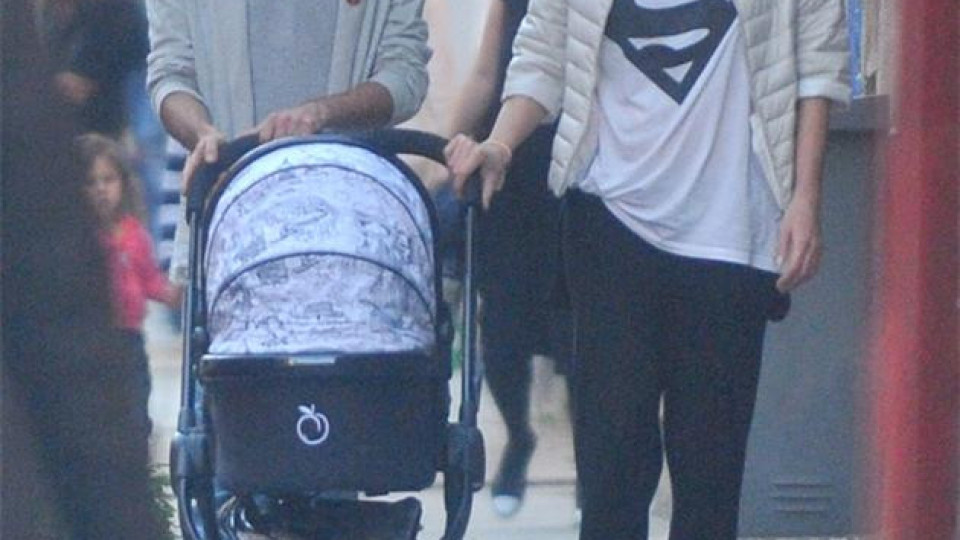 Диляна Попова разхожда бебето на Блатечки с охрана