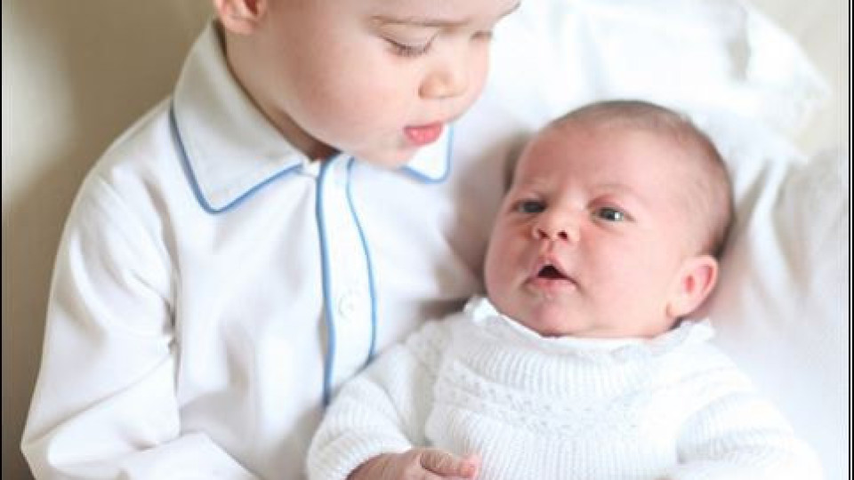 Кейт и Уилям показаха Шарлот след раждането (Нови снимки)