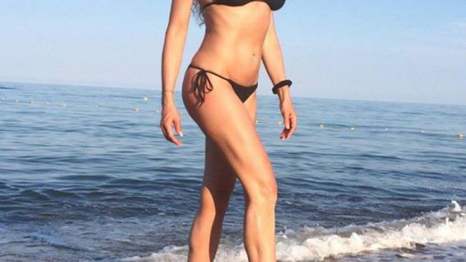 На 48! Малина показа убийствено тяло на плажа (Вижте конкурентките й)