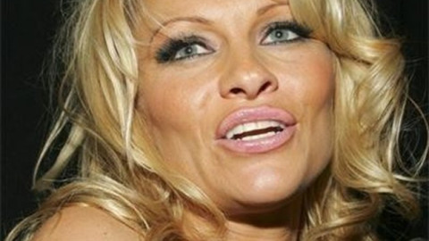 Коя е Памела Андерсън? Вижте най-горещата спасителка на плажа