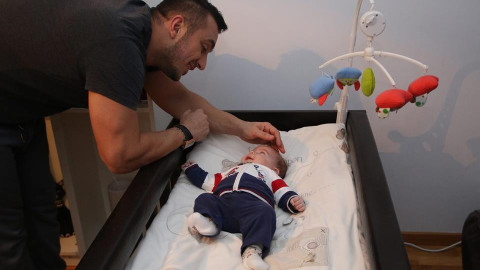 Коцето е родител за пример, дундурка сина си в ранни зори