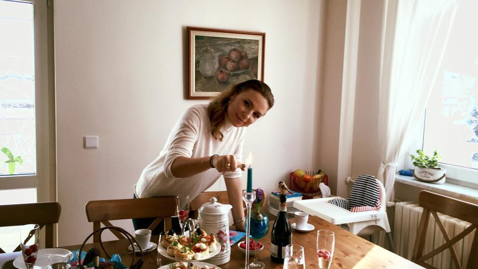 Ирина Тенчева изпуши покрай майчинството, релаксира с домакинство