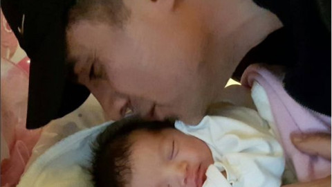 Йозджан Дениз отчаяно иска бебе (Какво си причинява, за да сменя памперси)