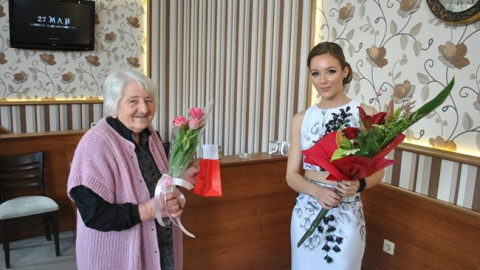 Абитуриентка – аристократка от Варна смая с красота! (Снимки)