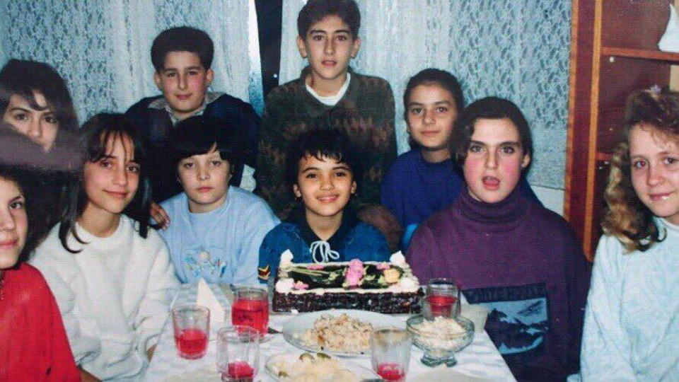 Как празнува Мария рождения си ден: Снимки днес и преди четвърт век
