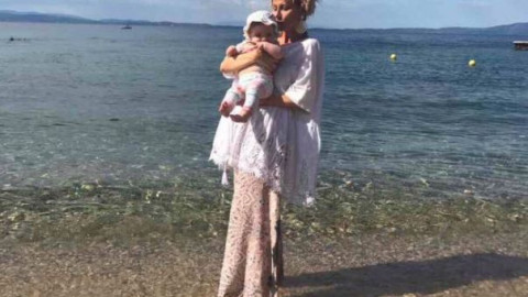 Илиана Раева и Наско Сираков на първо море като баба и дядо! (Вижте как се забавляват с Илиана-Куини)