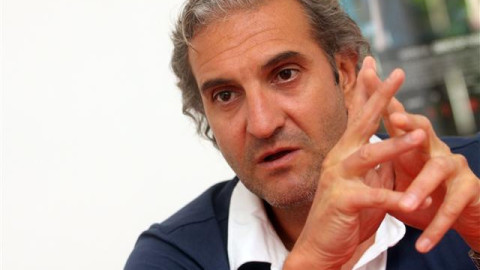 Юлиан Константинов на колене пред жена си: Посипа си главата с пепел, да се прибере! (Виж реакцията й)