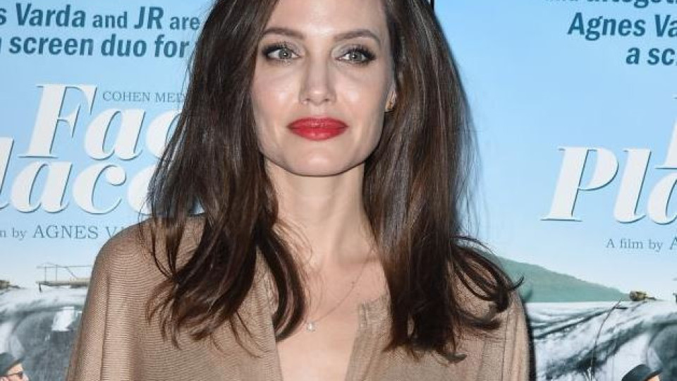 Анджелина Джоли шашна с нова прическа! (Значи ли тя "край" за Брад?)