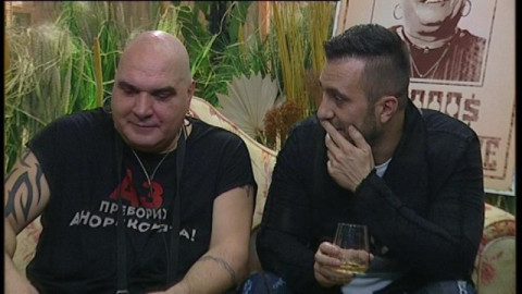 Съпругата на Фънки в ступор: Музикантът не отлепя устни от чашката! (Виж реакцията й)