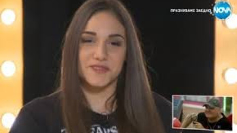 Скандално: 15-годишната Карла по-цапната в устата и от Фънки! (Виж какви ги върши дъщеря му)