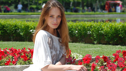 Ирена Милянкова осребрява известността си: Екс жената на Чолата ударно трупа пачки!(Виж как)