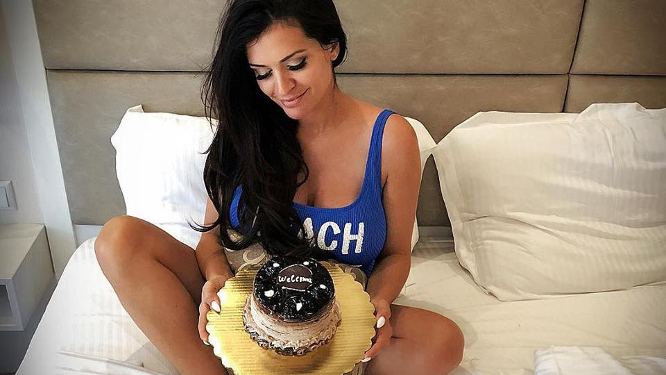 Бременната Преслава гледана като принцеса (Вижте как си угажда)