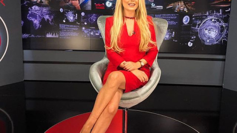 Венета Райкова с ново увлечение (Премахва черна магия с пръстен)