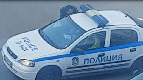 Корумпирани служители на МВР публично заснети как прибират рушвет! (СНИМКИ + ВИДЕО)