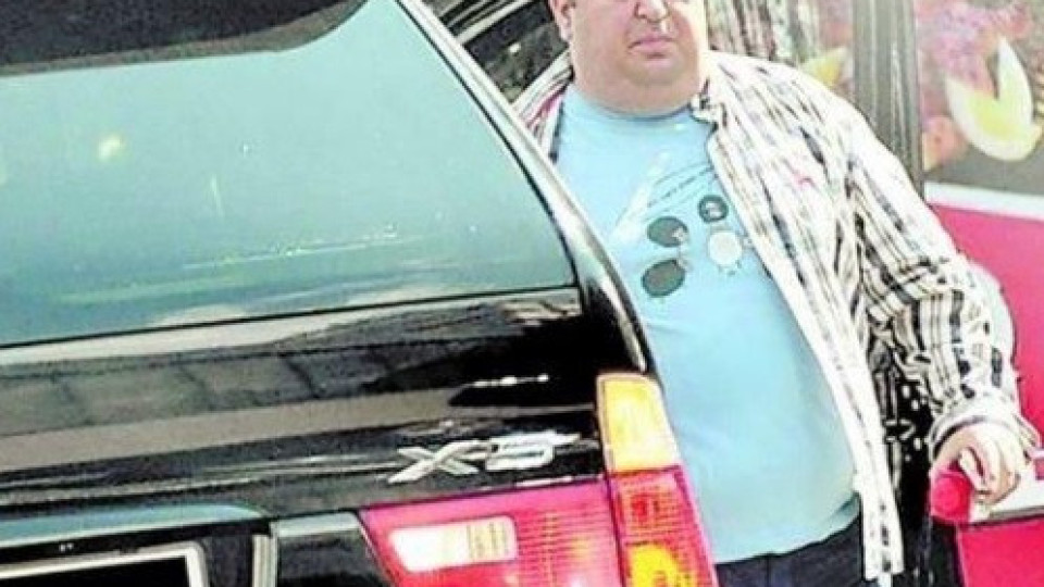 Шкембето пречи на Любо Нейков да кара кола