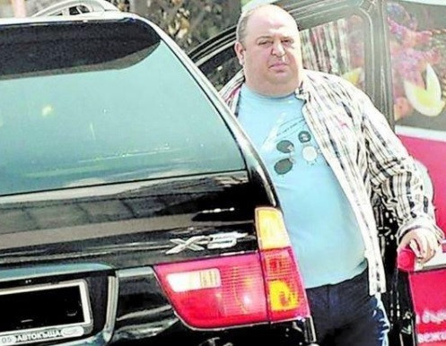 Шкембето пречи на Любо Нейков да кара кола