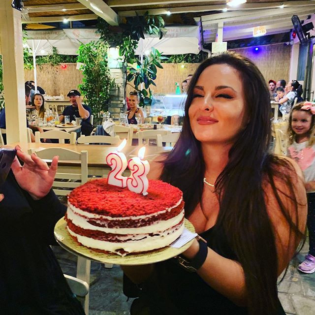 Симона Загорова отпразнува 23-тия си рожден ден в Гърция сн. Инстаграм