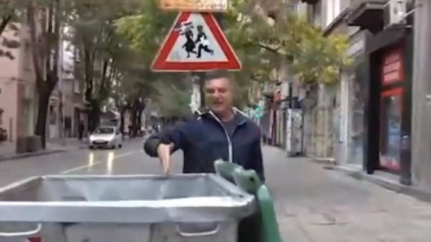 Шок: Милен Цветков бърка в кофите за боклук!(Виж още)