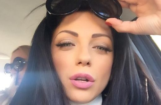 Емануела като истинска Снежанка по празниците
