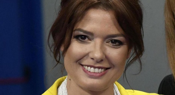 Алекс Сърчаджиева излиза с млад колега