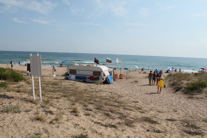 Between the wildness on the beaches and the ecology of interests - Снимка 3