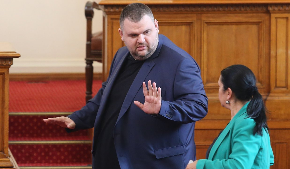 Делян Пеевски предостави респиратори и защитни облекла на македонците!