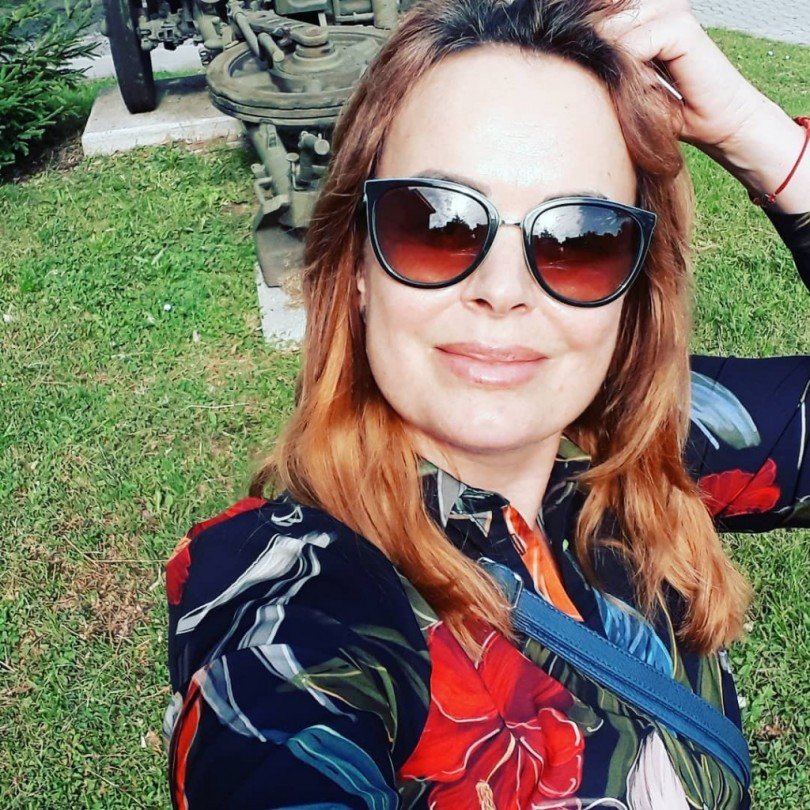 Мариана Векилска работи на две места, за да се издържа сн. hotarena.net