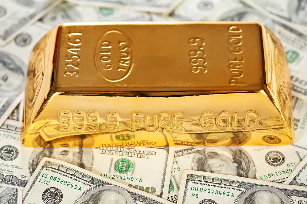 Доларът пада, но златото се вдига