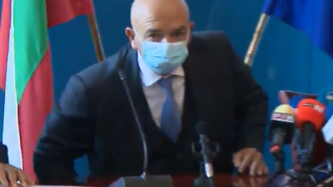 Здравният министър: За момента не се налага затягане на мерките!