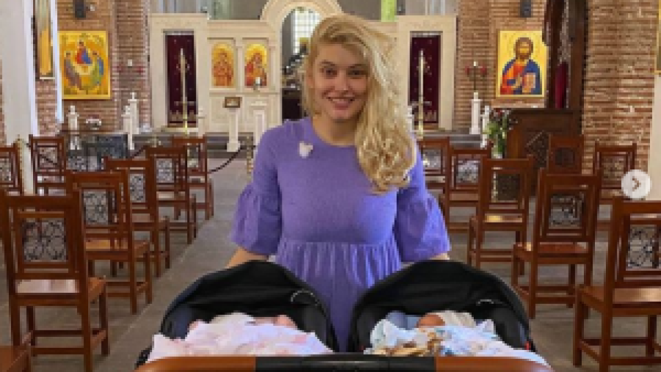 Ева Веселинова заведе близнаците на църква