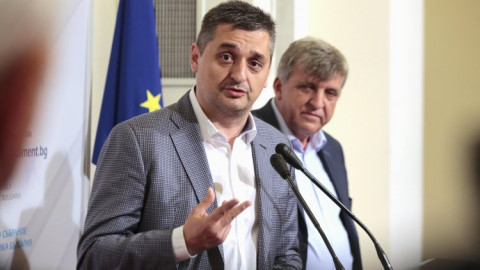 Кирил Добрев: Чакат ни много тежки избори!