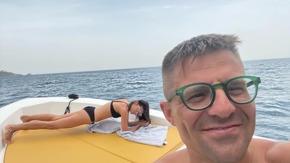 На яхтата: Андрей Арнаудов лентяйства, жена му тренира!(Виж още)