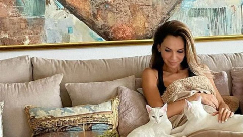 Без занимание: Ивайла Бакалова по цял ден гали котетата си!