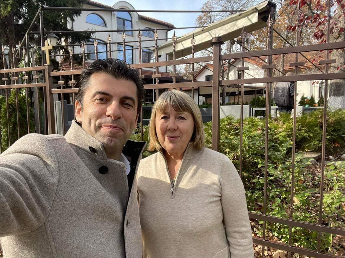 Майката на Кирил Петков изкарва 9 бона заплата като библиотекарка сн. Фейсбук