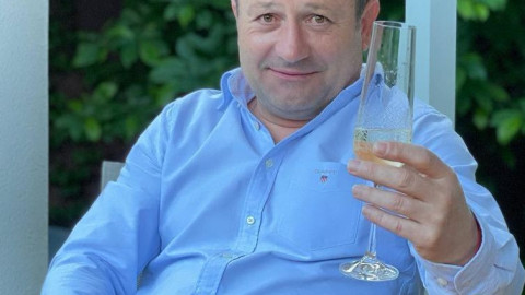 Анита като залепена за Рачков!Имал собствен остров