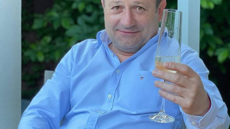 Анита като залепена за Рачков!Имал собствен остров
