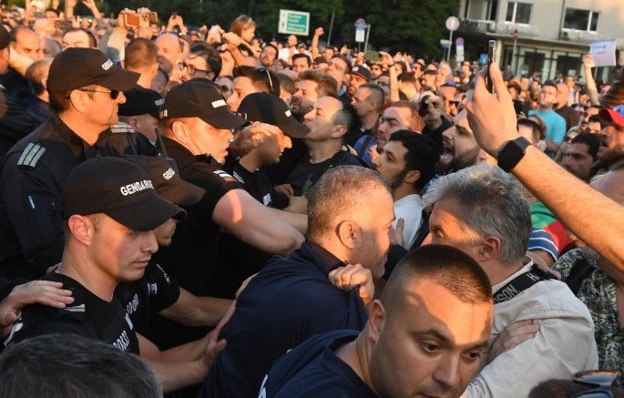 Истината за боя пред НС вчера се оказа повече от скандална. Разкри я Христо Терзийски
